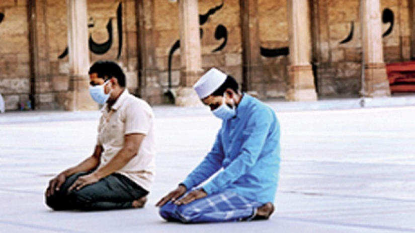 নামাজ আদায় করছেন মুসল্লিরা