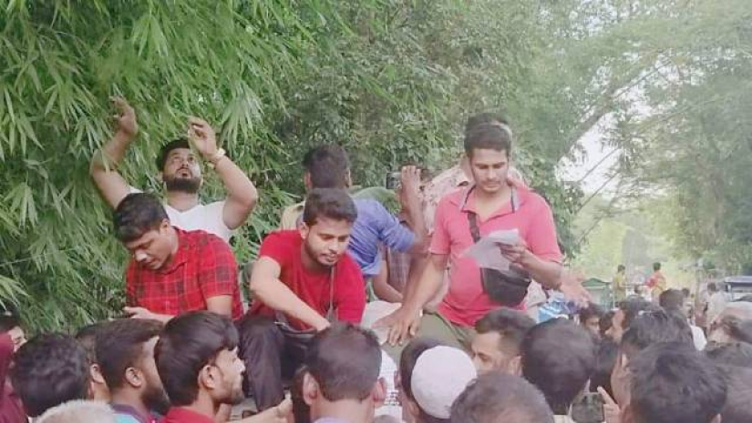 বাসভাসি ৫০০ পরিবারের পাশে কবি নজরুল কলেজ ছাত্রদল