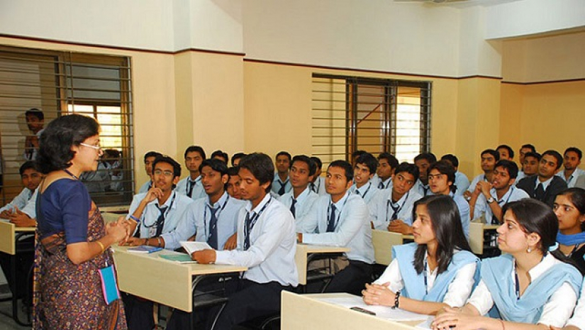 ক্লাস করছেন শিক্ষার্থীরা