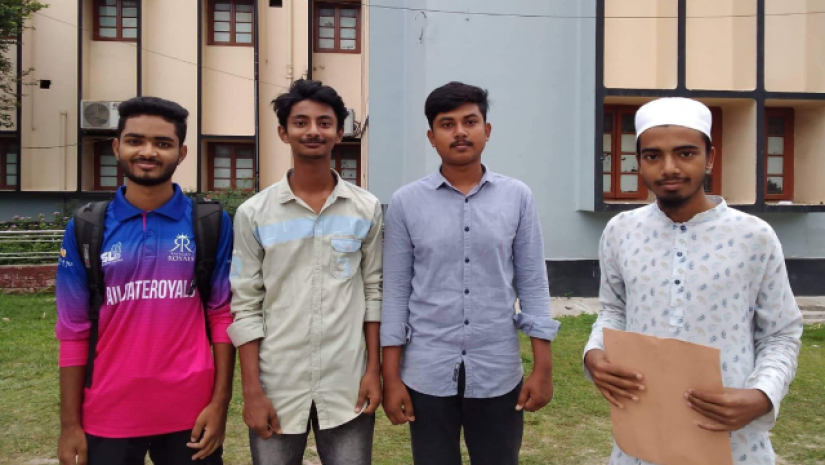 স্মারকলিপি জমা দেওয়া শিক্ষার্থীরা