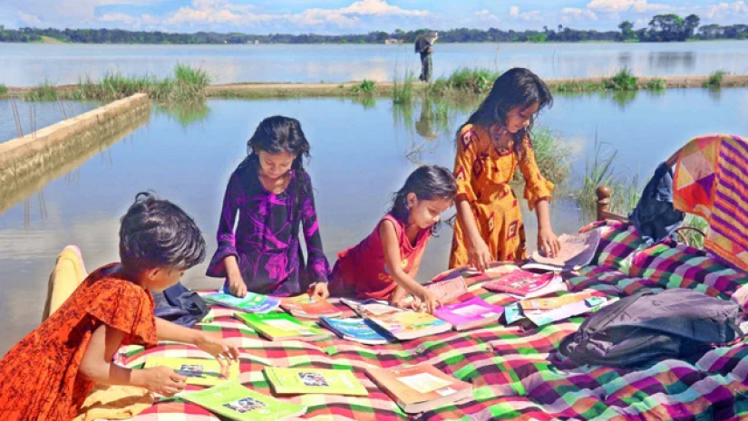 সিলেটের আকাশে ঝলমলে রোদ, স্কুলে যেতে বইখাতা শুকাচ্ছে শিক্ষার্থীরা