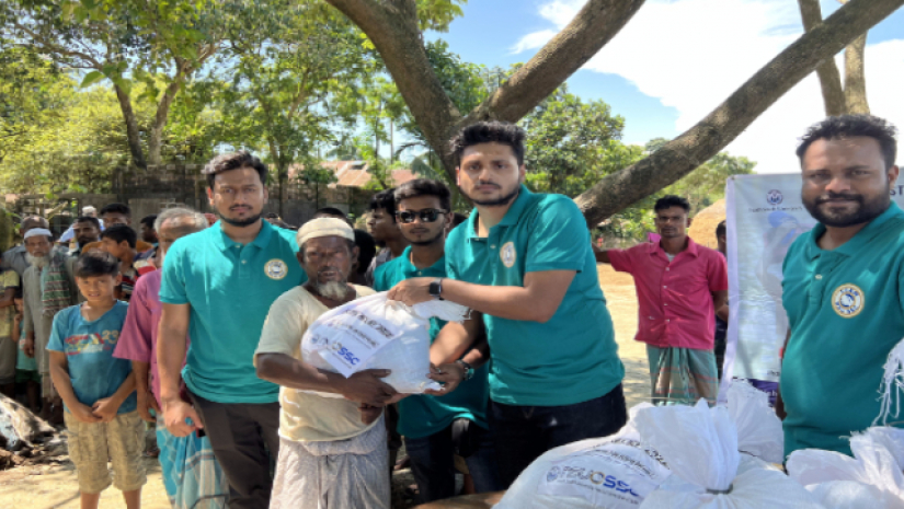 ত্রাণ সামগ্রী বিতরণ