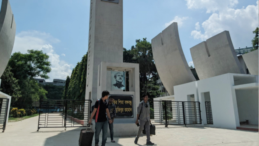 কুমিল্লা বিশ্ববিদ্যালয়ের মূল ফটক