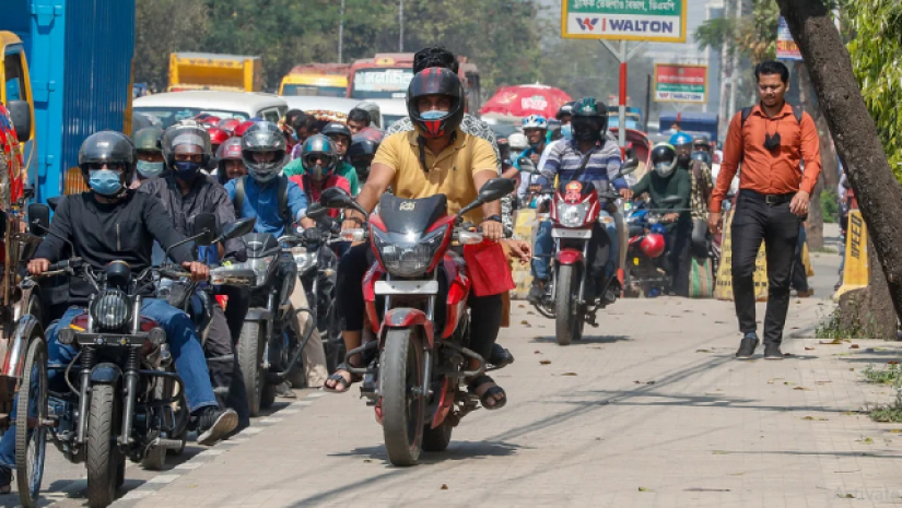 মহাসড়কে মোটর সাইকেল 