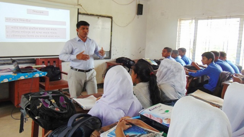ক্লাস নিচ্ছেন শিক্ষক