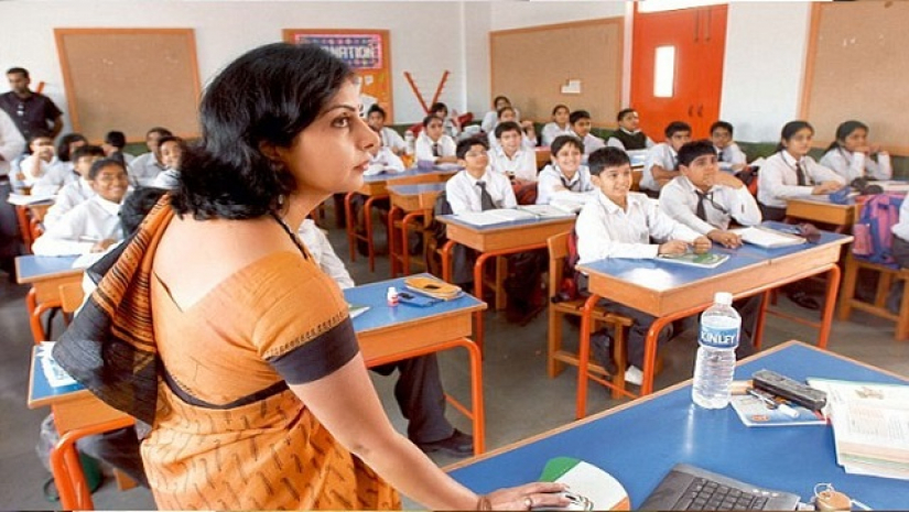 ক্লাস নিচ্ছেন শিক্ষিকা