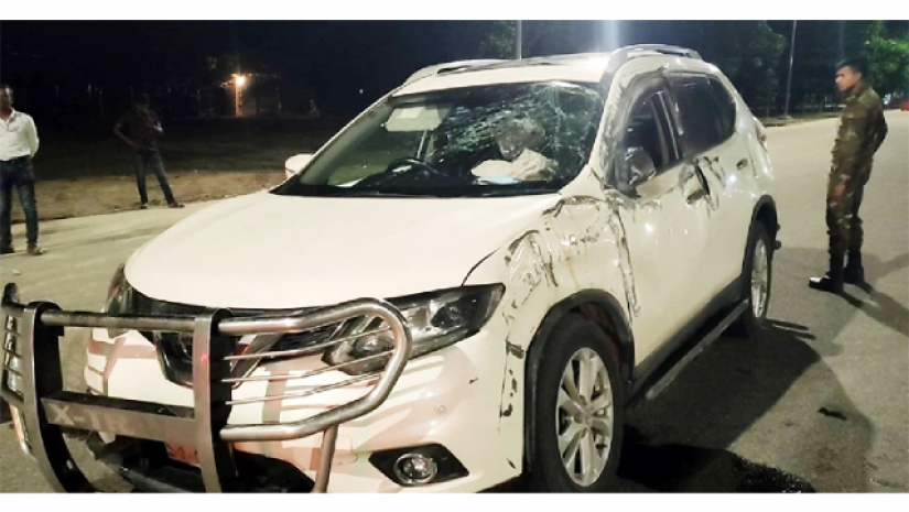 পদ্মা সেতুর টোলপ্লাজার সামনে উল্টে গেল প্রাইভেটকার