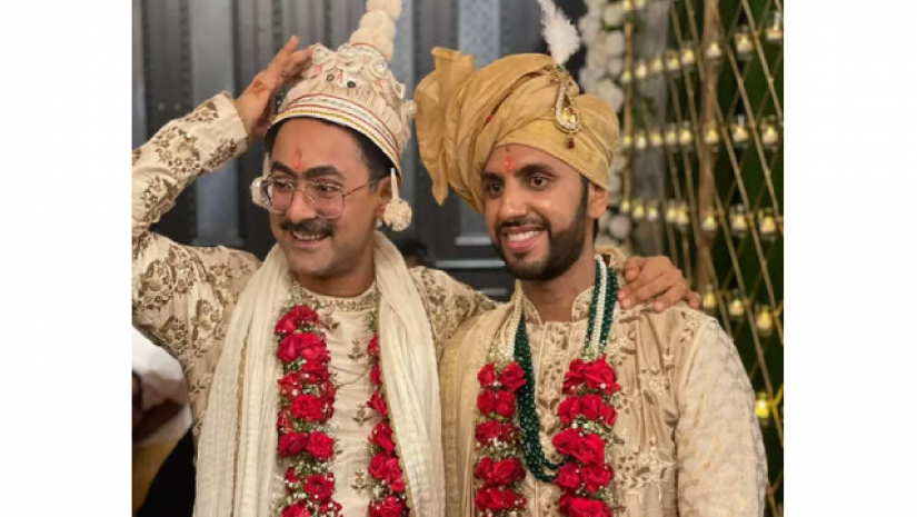 এই বিয়ের আয়োজন মন কেড়েছেন অনেকের। সাজ থেকে কার্ড, সবেতেই ছিল যত্ন।