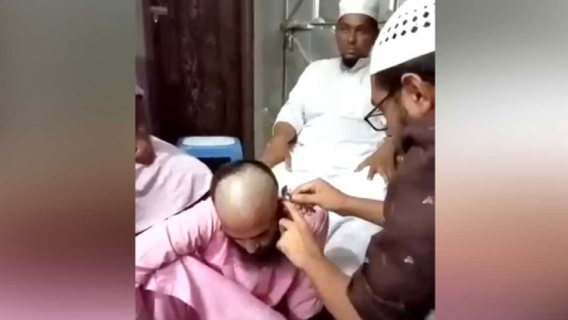 মাথা ন্যাড়া করছে
