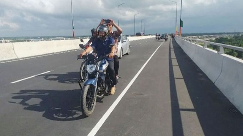 পদ্মা সেতু ও মোটরসাইকেল