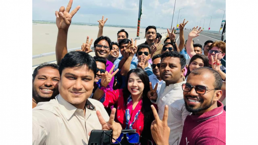 পদ্মা সেতুতে সেলফি
