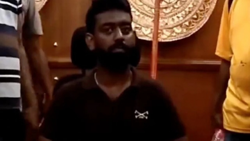 প্রেসিডেন্টের চেয়ারে বসে ছবি, প্রধানমন্ত্রীর বেডে রেসলিং