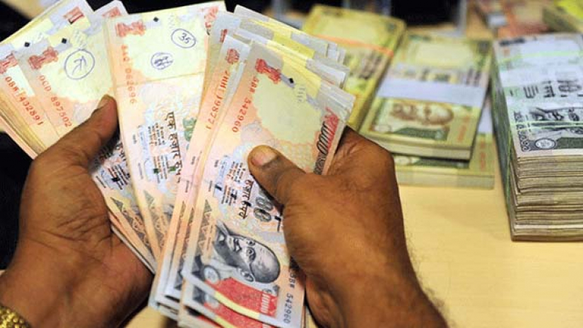 সর্বকালের সর্বনিম্ন মানে ভারতীয় রুপি