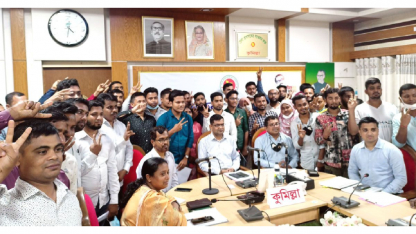 জেলা প্রশাসকের সাথে নিয়োগপ্রাপ্তরা