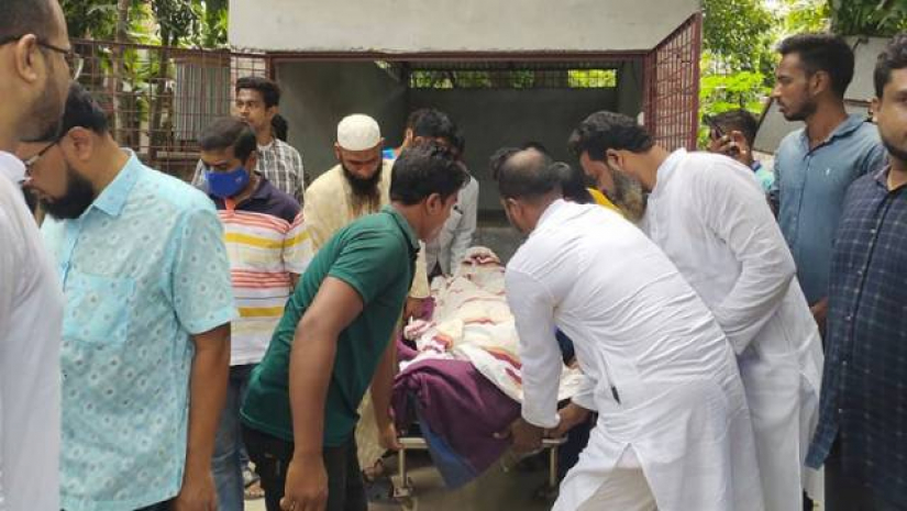 বাসের ধাক্কায় ইস্ট ওয়েস্ট ইউনিভার্সিটির শিক্ষার্থী নিহত