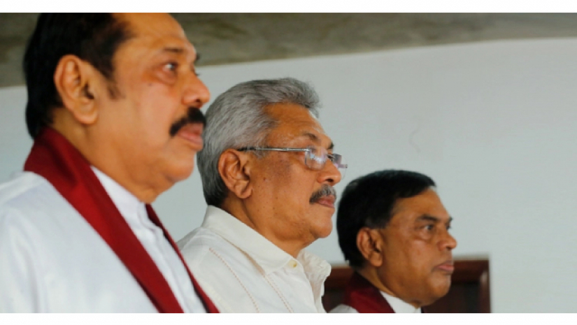 কলম্বোয় দলীয় এক অনুষ্ঠানে (বাঁ থেকে) মাহিন্দা রাজাপাকসে, গোতাবায়া রাজাপাকসে ও বাসিল রাজাপাকসে।