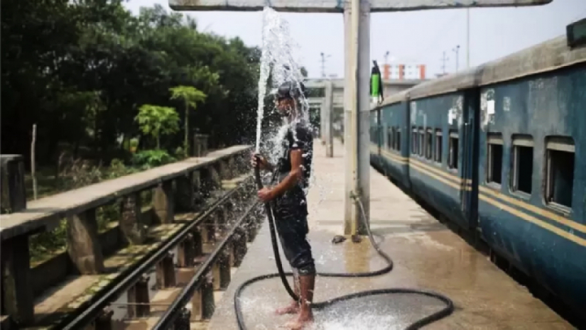 বর্ষাকালে নেই বৃষ্টির দেখা, তীব্র গরম কমবে কবে?