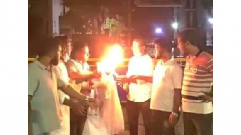 মান্নাফির কুশপুত্তলিকা দাহ করলো ছাত্রদল