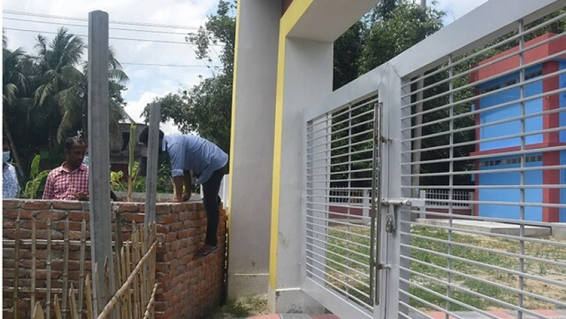 ভুগরইল সরকারি প্রাথমিক বিদ্যালয়ের গেটে তোলা যুবকলীগ নেতার প্রাচীর