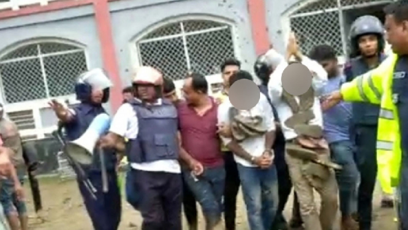 নড়াইলে শিক্ষকের গলায় জুতার মালা