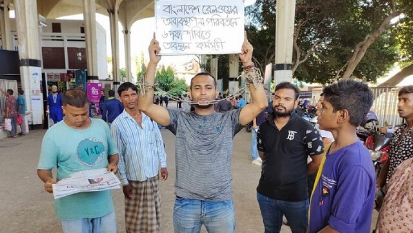 রেলের অব্যবস্থাপনার প্রতিবাদে অবস্থান কর্মসূচি পালন করছেন ঢাবি ছাত্র রনি