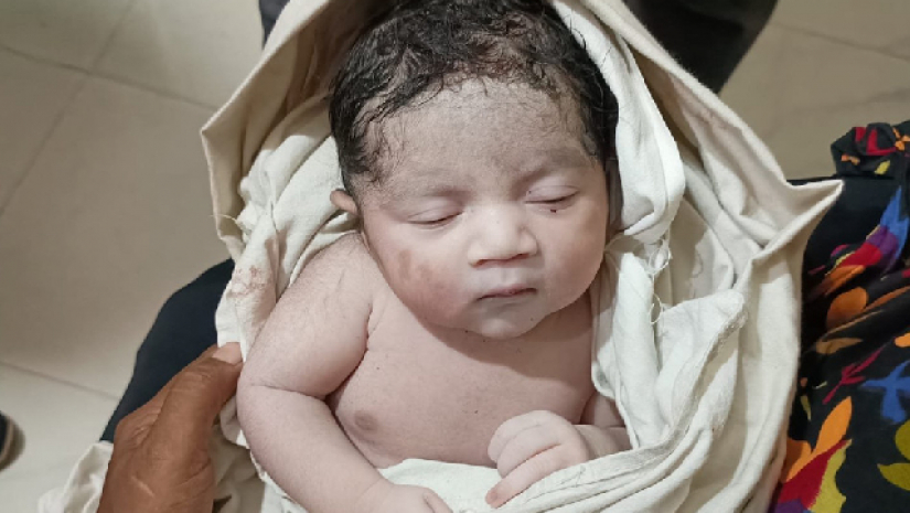 ট্রাকচাপায় মায়ের মৃত্যুর আগ মুহূর্তে জন্ম নেওয়া শিশু