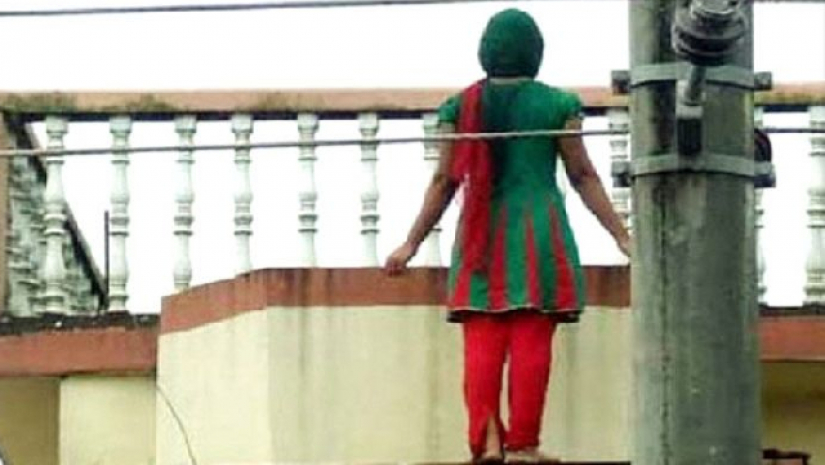  স্কুলের ছাদ থেকে তরুণীর লাফ