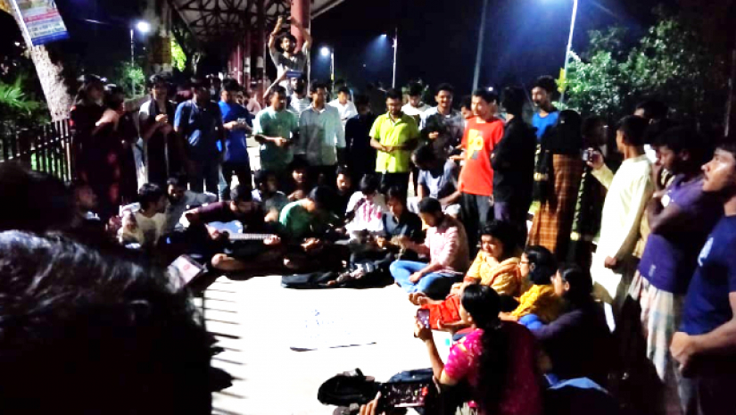 চবিতে গানে গানে ছাত্রী নির্যাতনের প্রতিবাদ