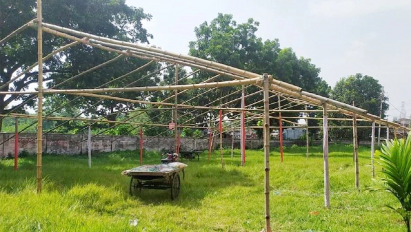 প্যান্ডেল সাজানোর কাজ চলছে