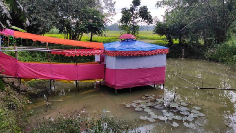 পুকুরের পানির ওপরে বাসর ঘর