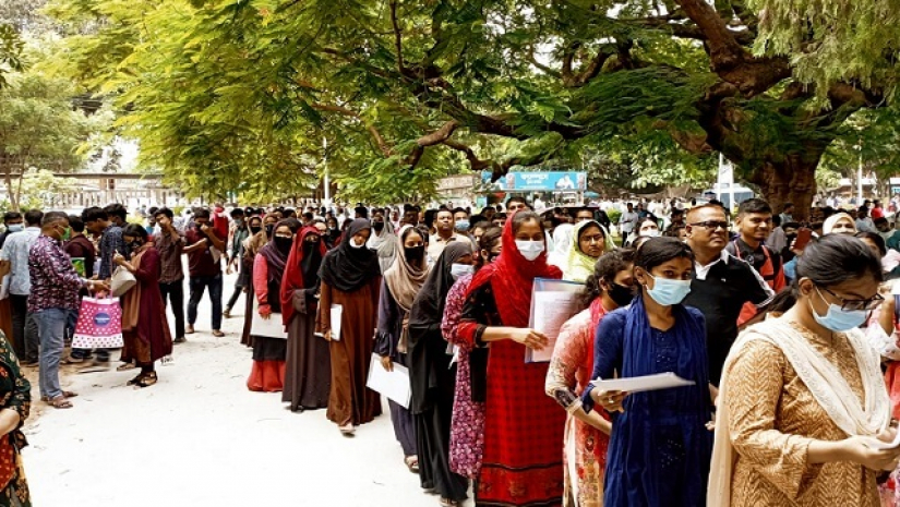সকালে রাবির বিভিন্ন কেন্দ্রে লাইনে দাঁড়িয়ে প্রবেশ করে ভর্তিচ্ছুরা