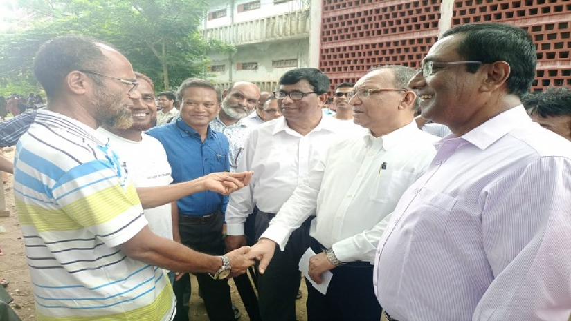 ভর্তিচ্ছু শিক্ষার্থীদের অভিভাবকদের সঙ্গে কুশল বিনিময় করছেন উপাচার্য