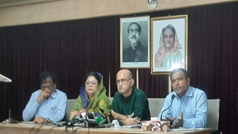 সংবাদ সম্মেলনে চবির ভারপ্রাপ্ত রেজিস্ট্রার অধ্যাপক এসএম মনিরুল হাসান