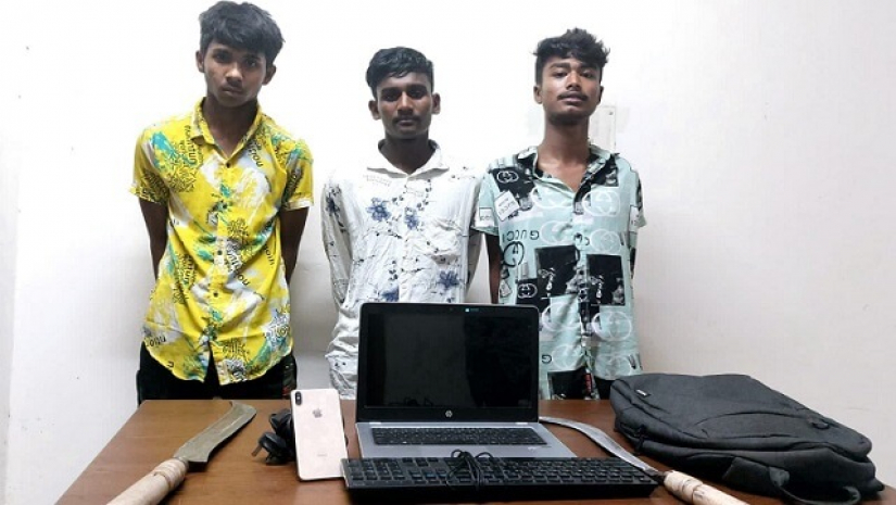 ছিনতাইকৃত সামগ্রী ও অস্ত্রসহ গ্রেফতার তিনজন