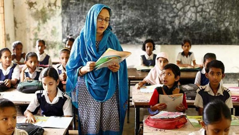 ক্লাস নিচ্ছেন প্রাথমিক শিক্ষক
