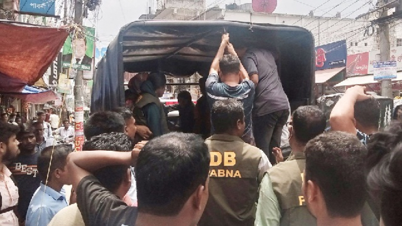  স্কুল-কলেজের ১০ শিক্ষার্থী আটক