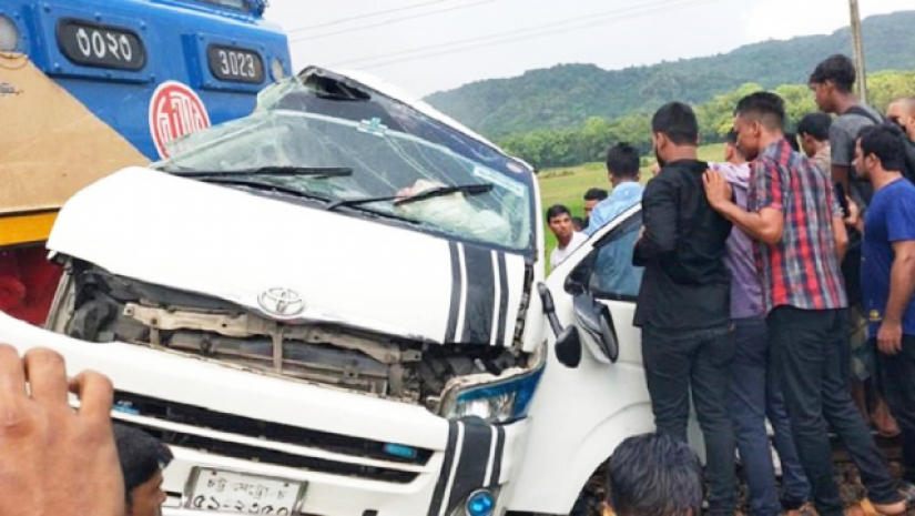 ট্রেনের ধাক্কায় দুমড়ে-মুছড়ে যাওয়া মাইক্রোবাসটি