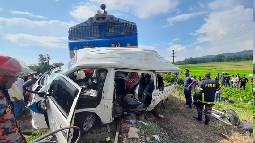 দুমড়ে মুচড়ে যাওয়া মাইক্রোবাস 