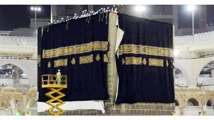 রীতি ভেঙ্গে কাবা শরীফের গিলাফ পরিবর্তন হচ্ছে আজ