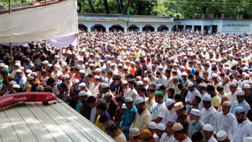 জানাজায় অংশ নেওয়া মানুষ