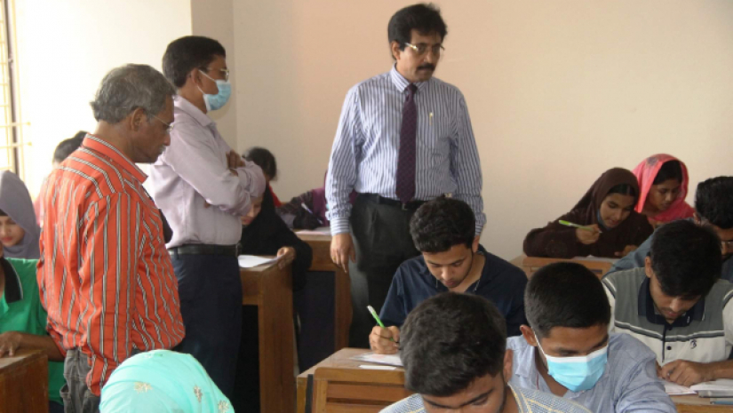 পরীক্ষা কেন্দ্র পরিদর্শন করছেন  উপাচার্য