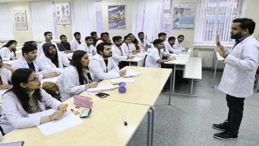 ক্লাস করছেন শিক্ষার্থীরা