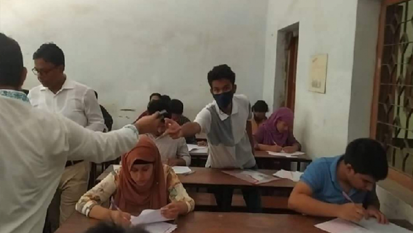 গুচ্ছ ভর্তি পরীক্ষার কেন্দ্রে মোবাইল নিয়ে শিক্ষার্থীরা