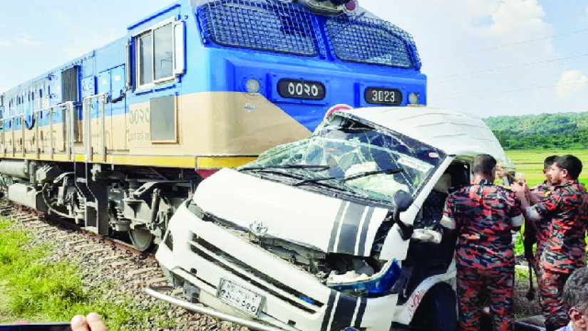 স ট্রেন ও মাইক্রোবাসের সংঘর্ষে