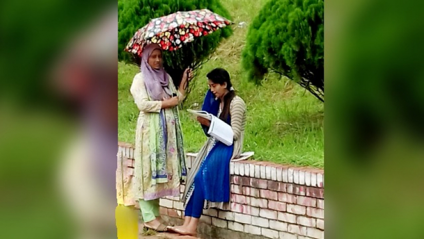 ‘গুড়ি গুড়ি বৃষ্টি, ভর্তিচ্ছু মেয়ের মাথার ওপর ছাতা ধরে দাঁড়িয়ে মা’