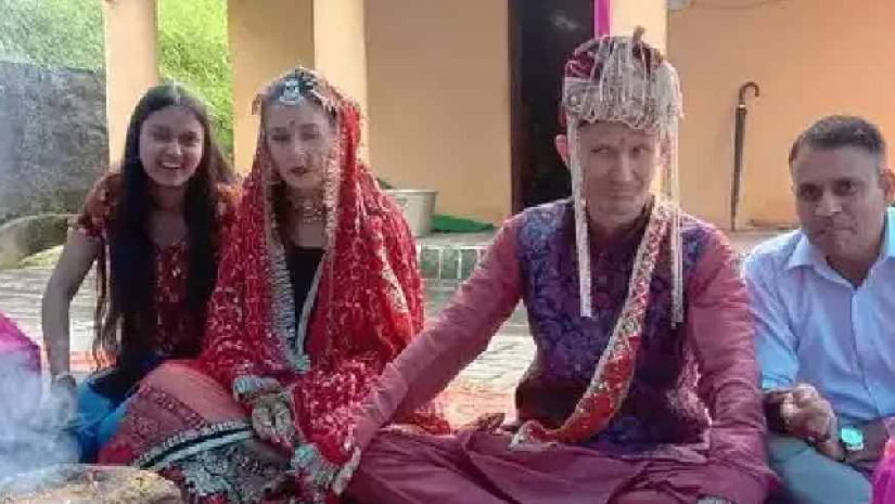 ভারতীয় বিয়ের সাজে বর-কনে