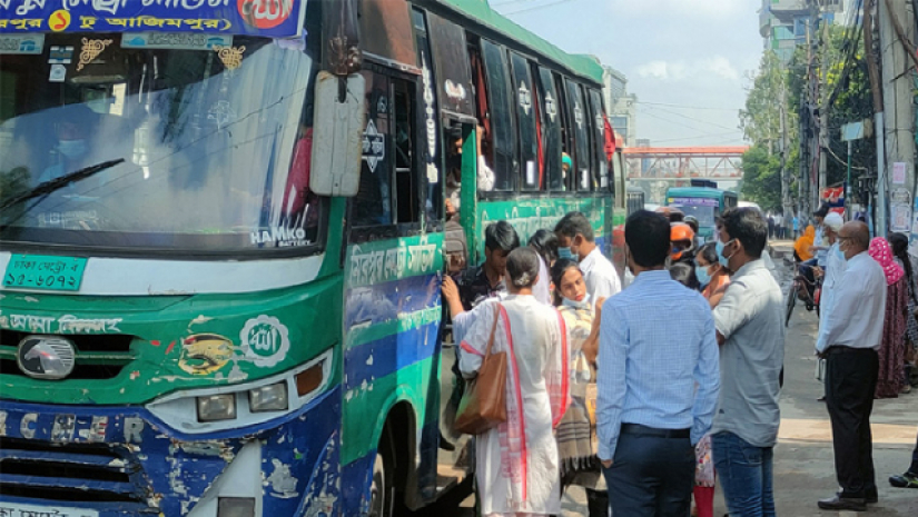 ভোগান্তিতে অফিসগামী মানুষ