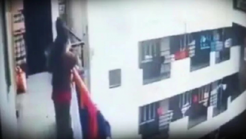 ভারতের বেঙ্গালুরুতে বারান্দা থেকে শিশুকে নিচে ছুড়ে ফেলেন মা।