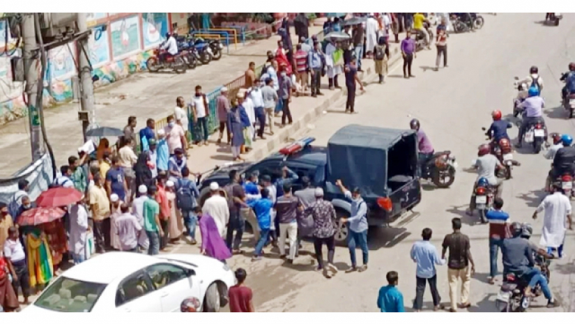 পুলিশের গাড়ি ভাঙচুর