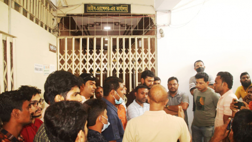 কর্মচারীদের আন্দোলনে অবরুদ্ধ ইবি উপাচার্য